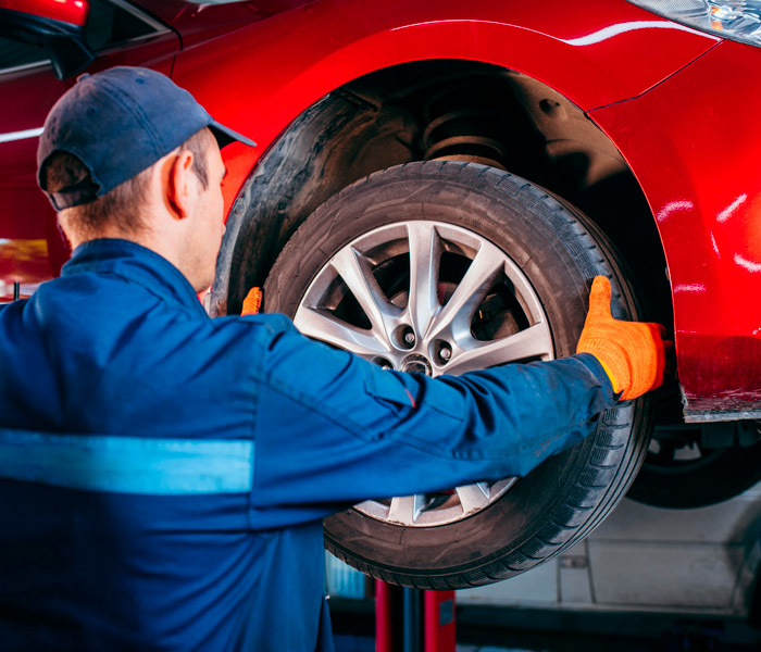 gommista-1001-car-service-mentre-smonta-gomma-auto